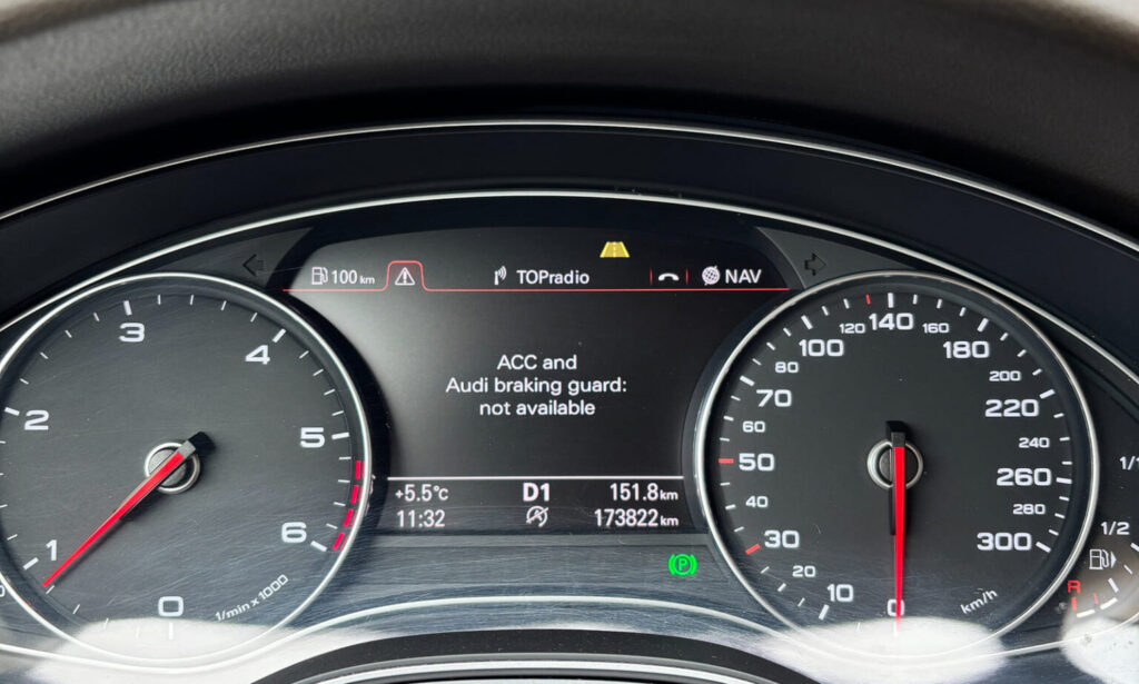 ACC kļūda automašīnas displejā